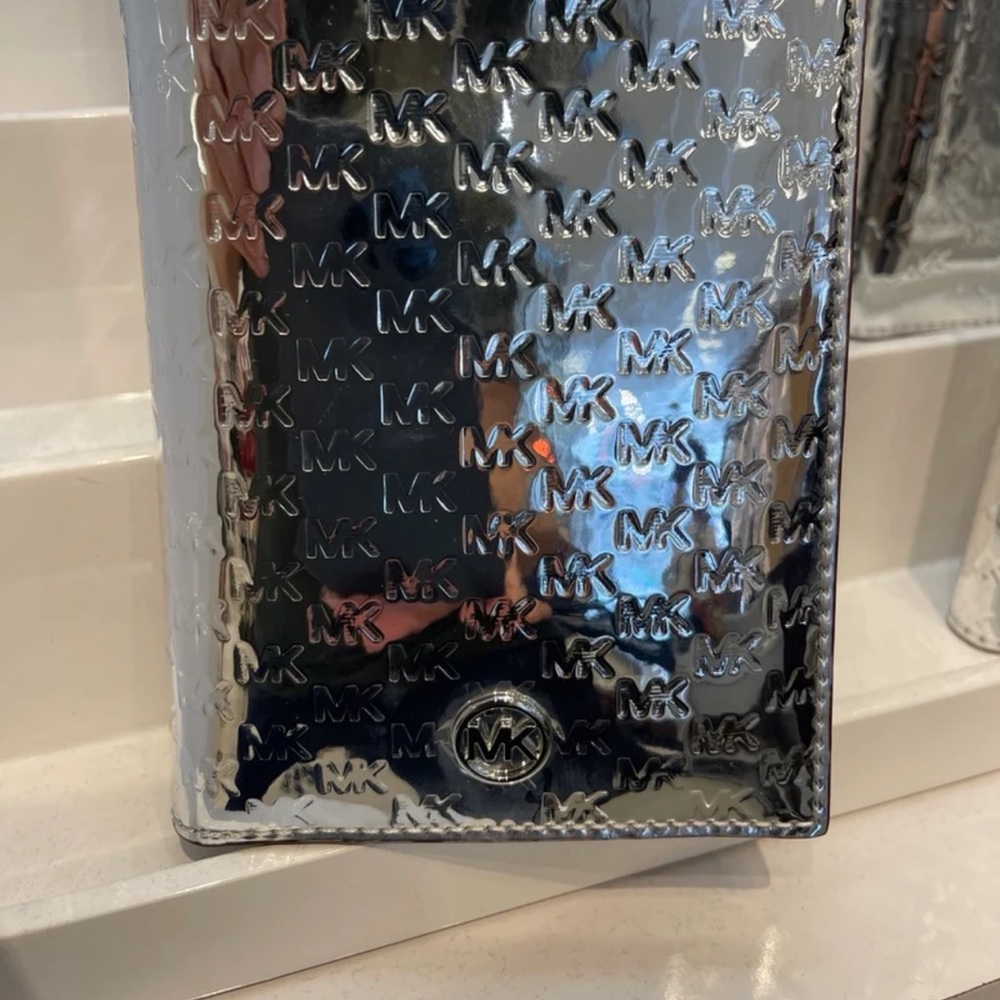 Michael Kors Jet Set Travel Md Sign Patent Logo Debossed  Passport Case
Silver - Picture 15 of 16